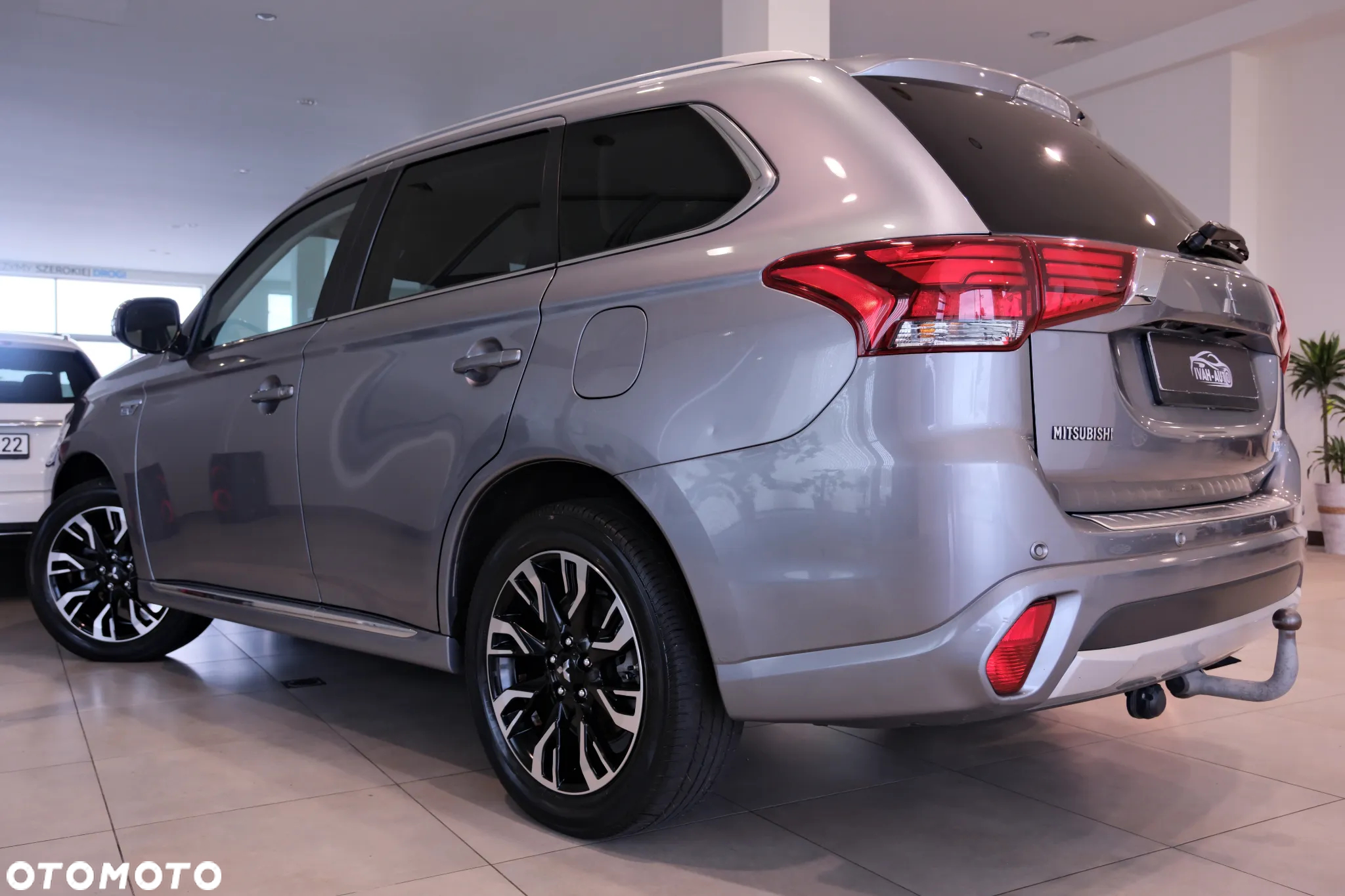 Mitsubishi Outlander 2.0 4WD Plug-In Hybrid - 16