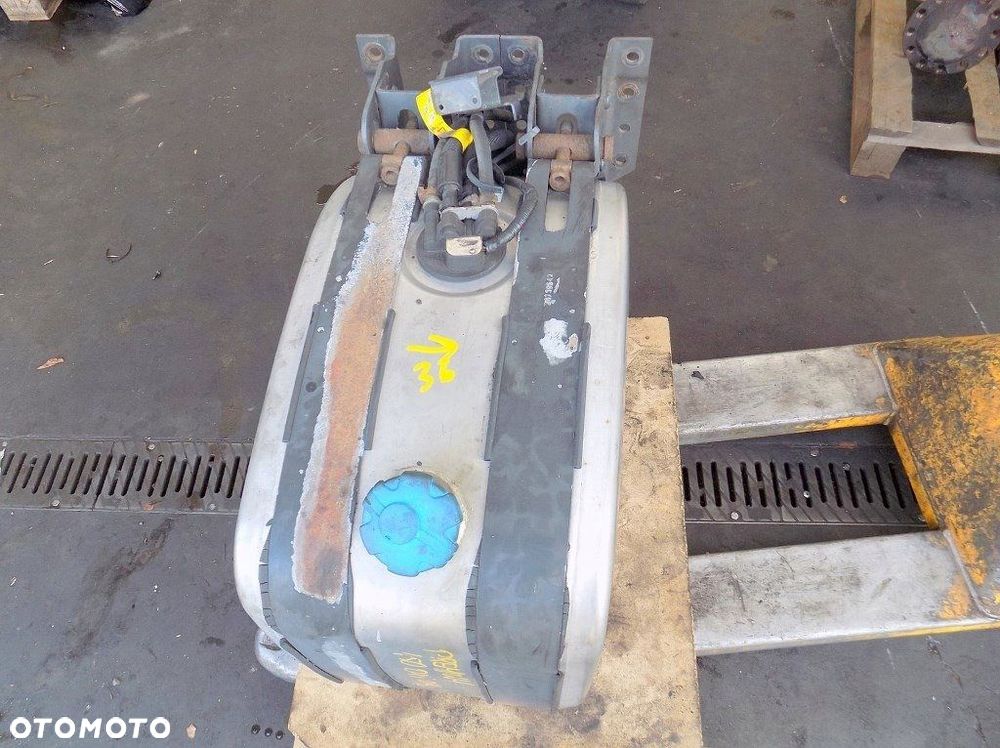 RENAULT PREMIUM DXI 07r ZBIORNIK AD BLUE 68x57x36 - 2