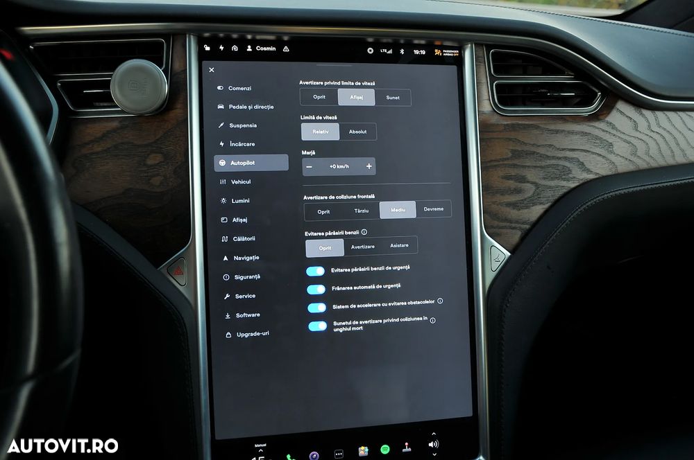 Tesla Model X - 21