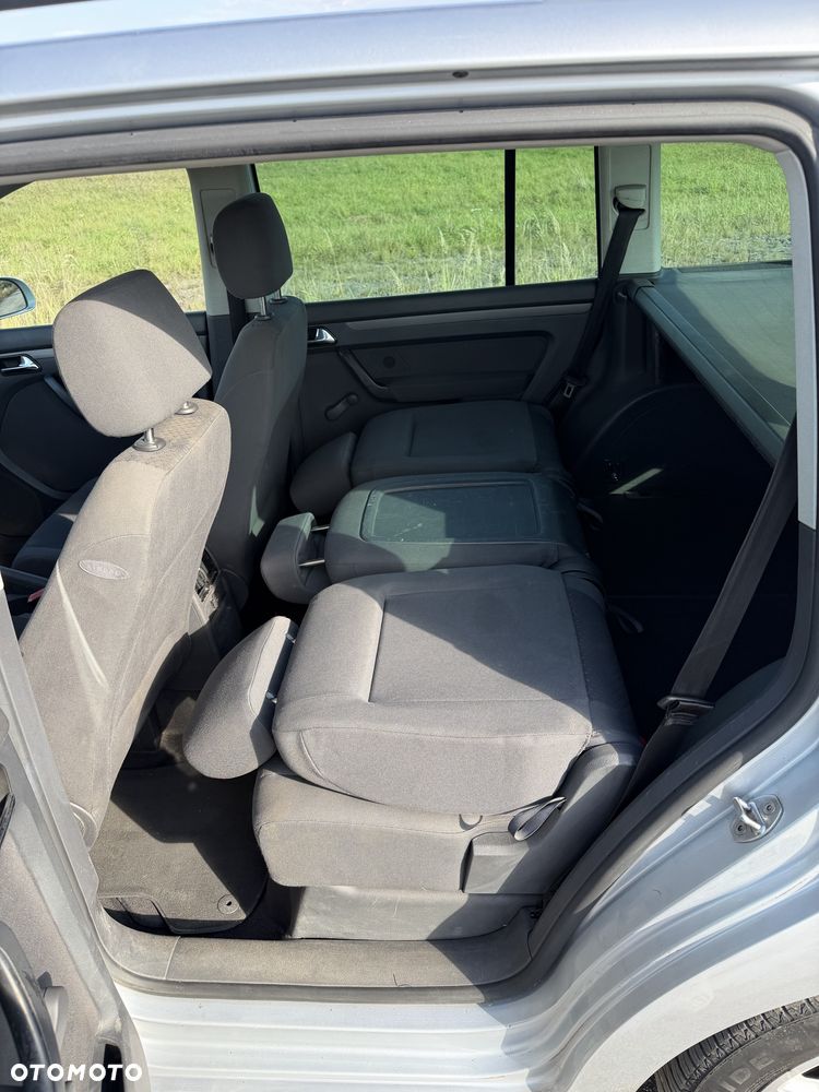 Volkswagen Touran - 10