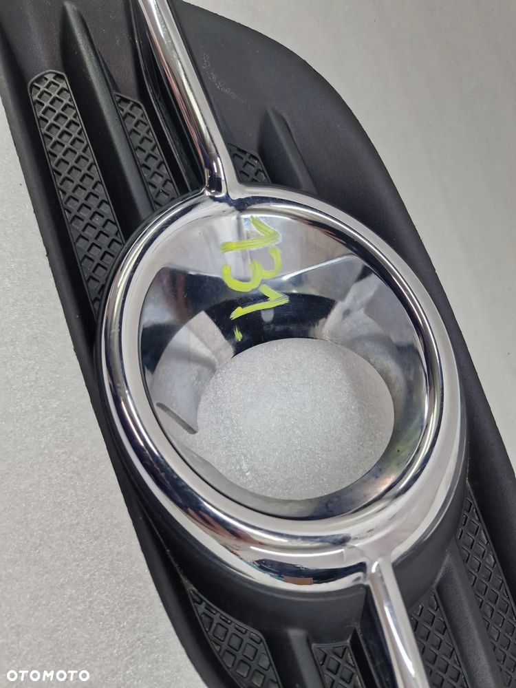 OPEL MOKKA 12- PRAWA KRATKA BOCZNA ZDERZAKA PRZEDNIEGO PRZÓD , NR 95470235 , NR AUKCJI D/131 - 4