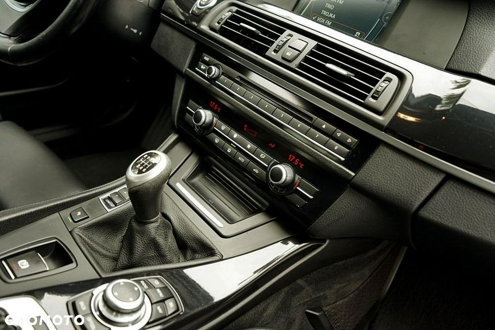 BMW Seria 5 525d - 32