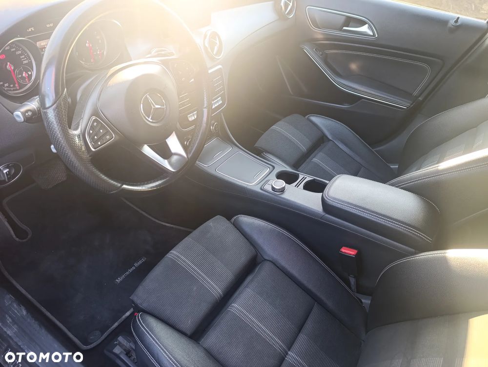 Mercedes-Benz GLA 200 7G-DCT - 19