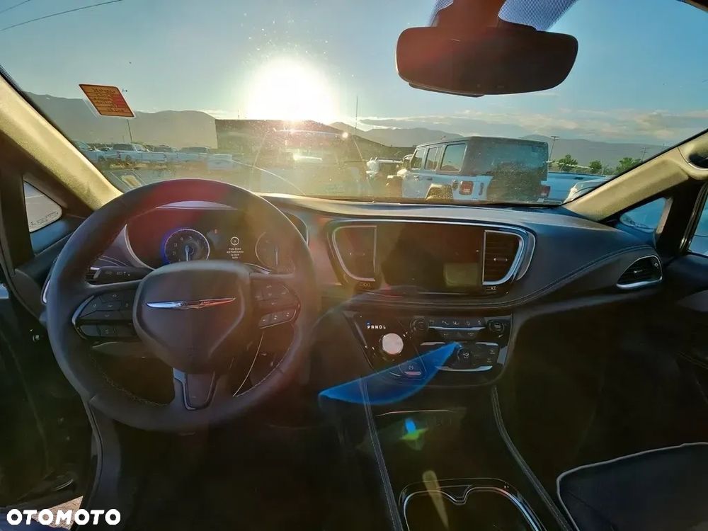 Chrysler Pacifica - 4