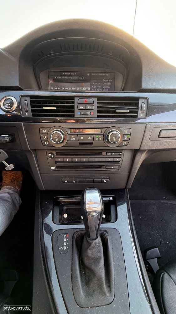 BMW 320 i Coupe Auto - 10