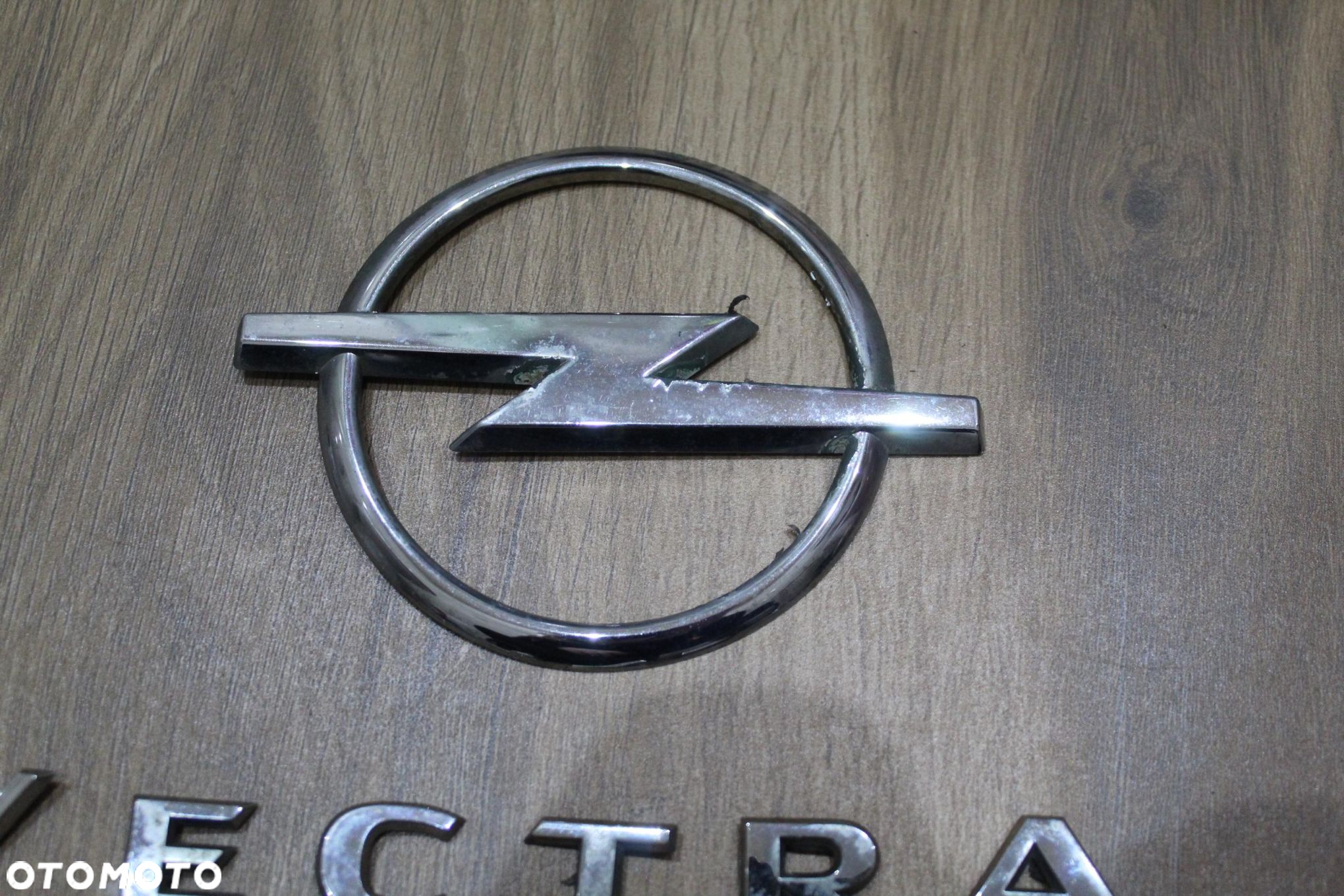 ZNACZEK EMBLEMAT KLAPY TYŁ OPEL VECTRA C - 3