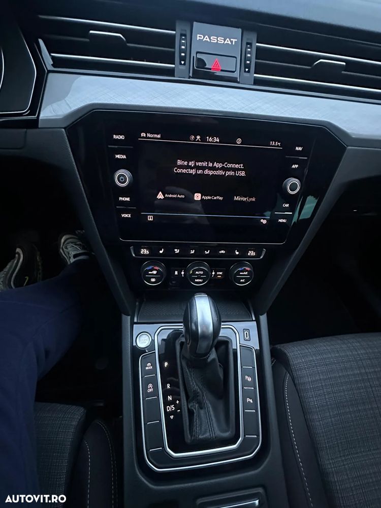 Volkswagen Passat Variant 2.0 TDI SCR DSG - 13