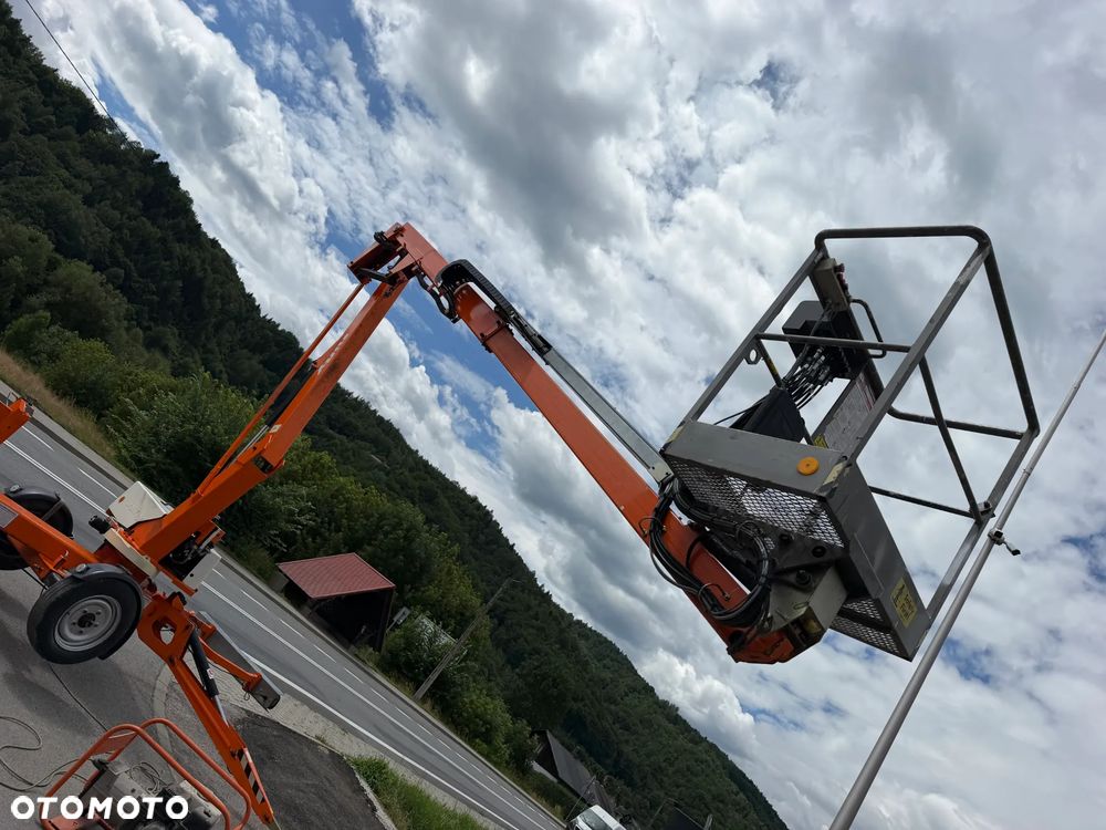 Nifty 120TAC Zwyżka koszowa 12 metrów Podnośnik HDS. jak nówka z salonu. 2016 rok. PRĄD 230v. 4 sekcje sterowania na dole. Nowy model! Z komuny Norweskiej. Używana była 1 raz do roku. Serwisowana w DEKRA do końca OKAZJA. Zwyżka Obrotowa. Poziomowanie kosza. Pełna Hydraulika. Sterowanie góra dół! Wysuwane ramie. Wieniec tryby zero zużycia! Ani deka luzów i wycieków.  Mała lekk i zwinna zwyżka o potężnym zasięgu. OKAZJA TANIO - 18