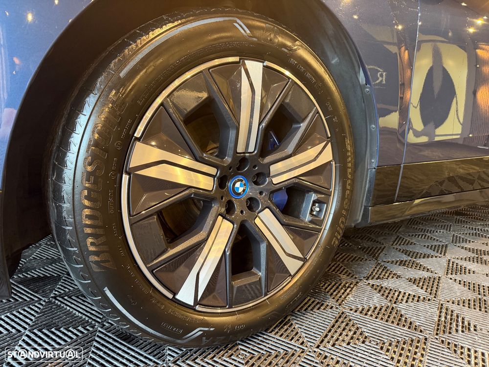 BMW iX xDrive 40 Pack Desportivo - 11