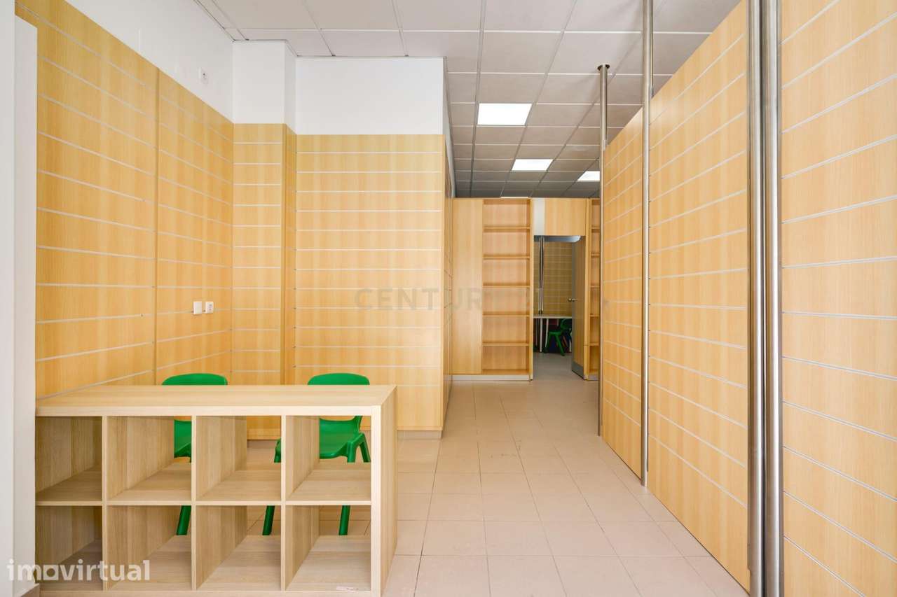 Loja com excelente visibilidade na Urbanização Vila Chã | 92 m² - Grande imagem: 4/16