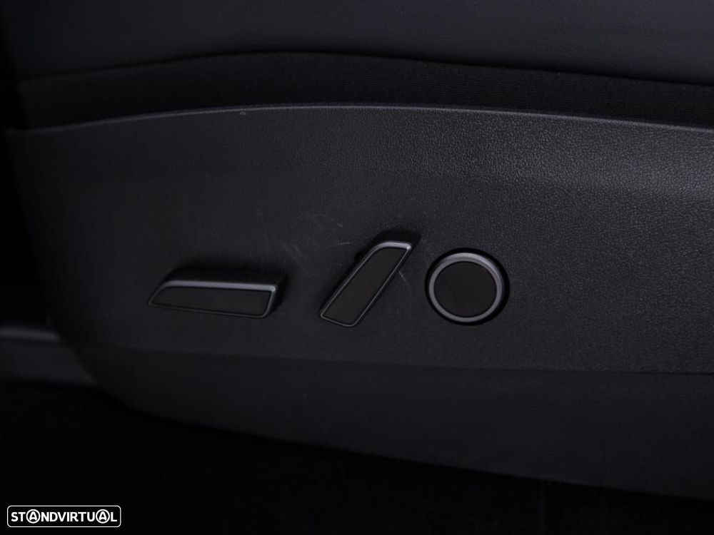 Tesla Model Y Long Range Dual Motor AWD — fotografia 18