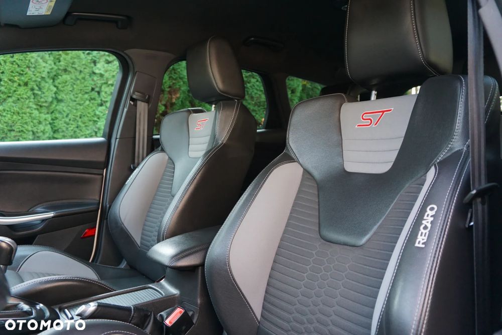 Ford Focus Turnier 2.0 EcoBoost ST mit Leder-Sport-Paket - 14