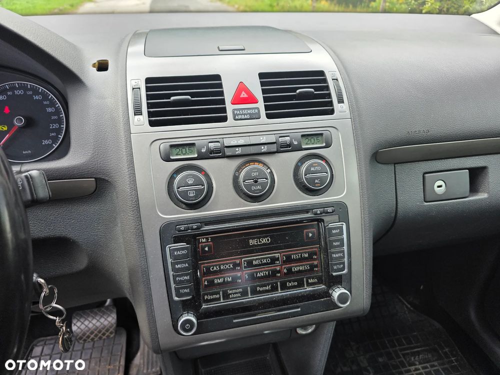 Volkswagen Touran - 12