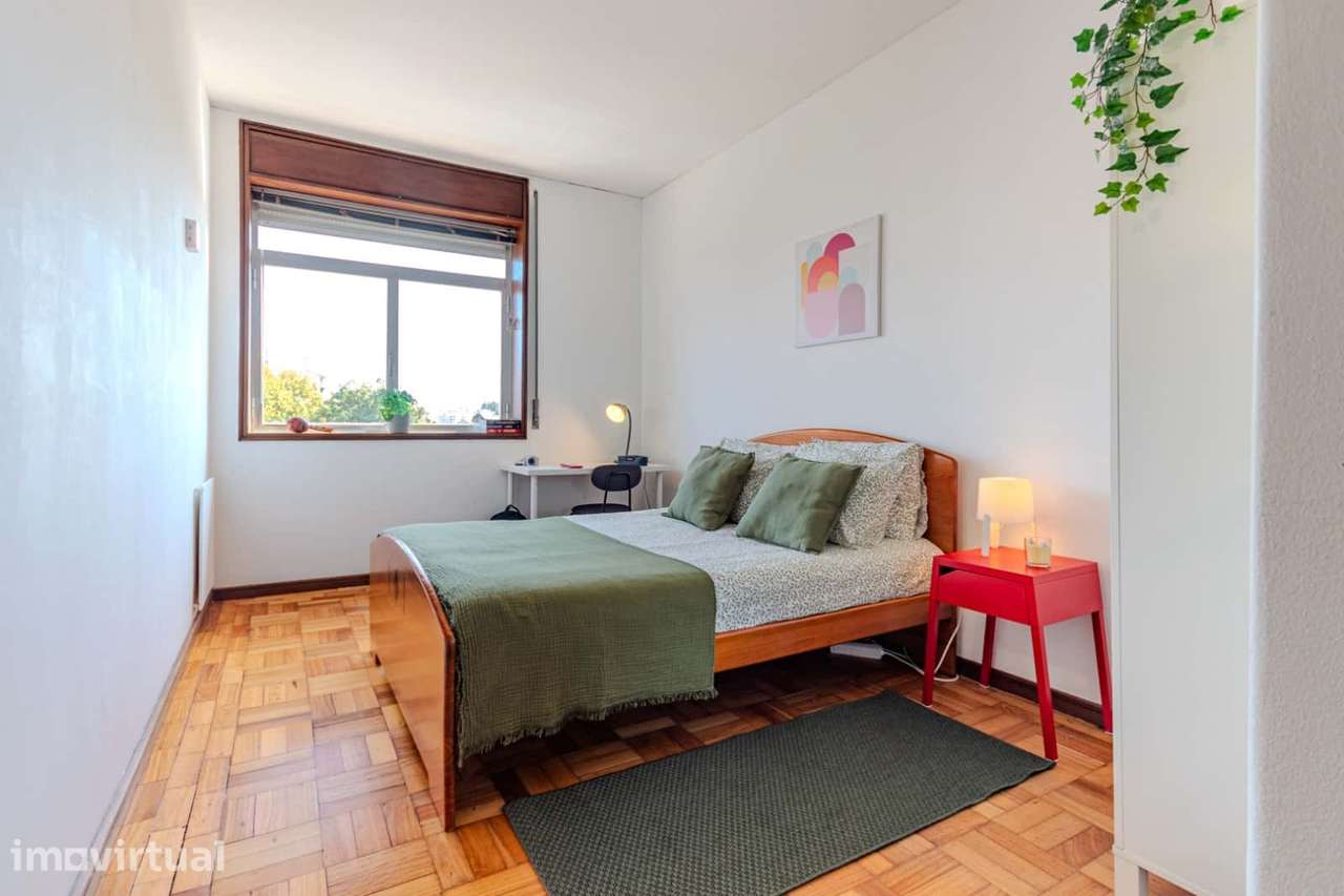 Room in a 7-bedroom apartment in Rua 5 de Outubro, Porto - Room 4 - Grande imagem: 3/27