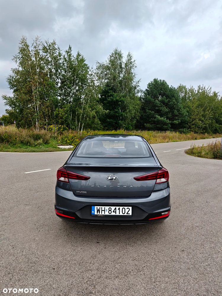 Hyundai Elantra 1.6 Classic Plus - 4