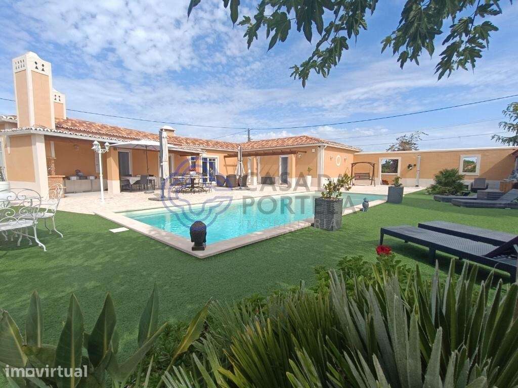 Moradia contemporânea térrea · Piscina · Jacuzzi ·