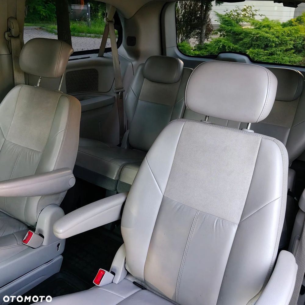 Chrysler Town & Country - 8