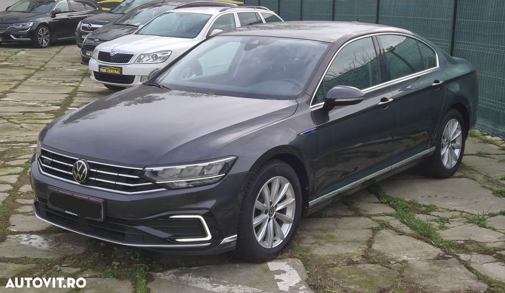 Volkswagen Passat - 1