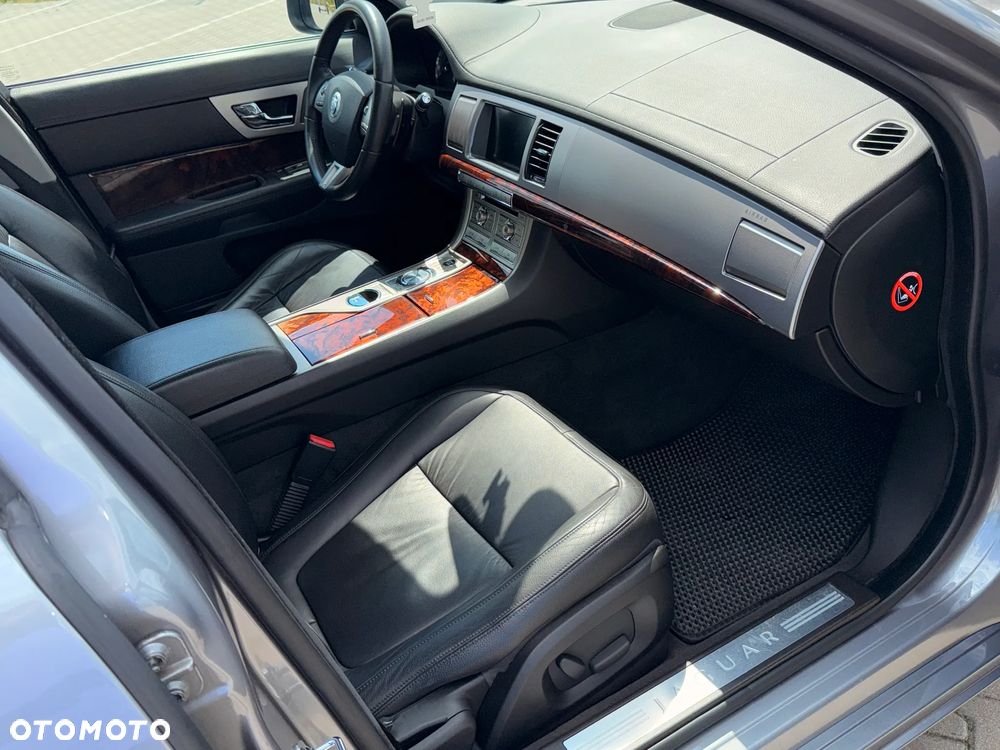 Jaguar XF 2.7 V6 D Luxury - 14