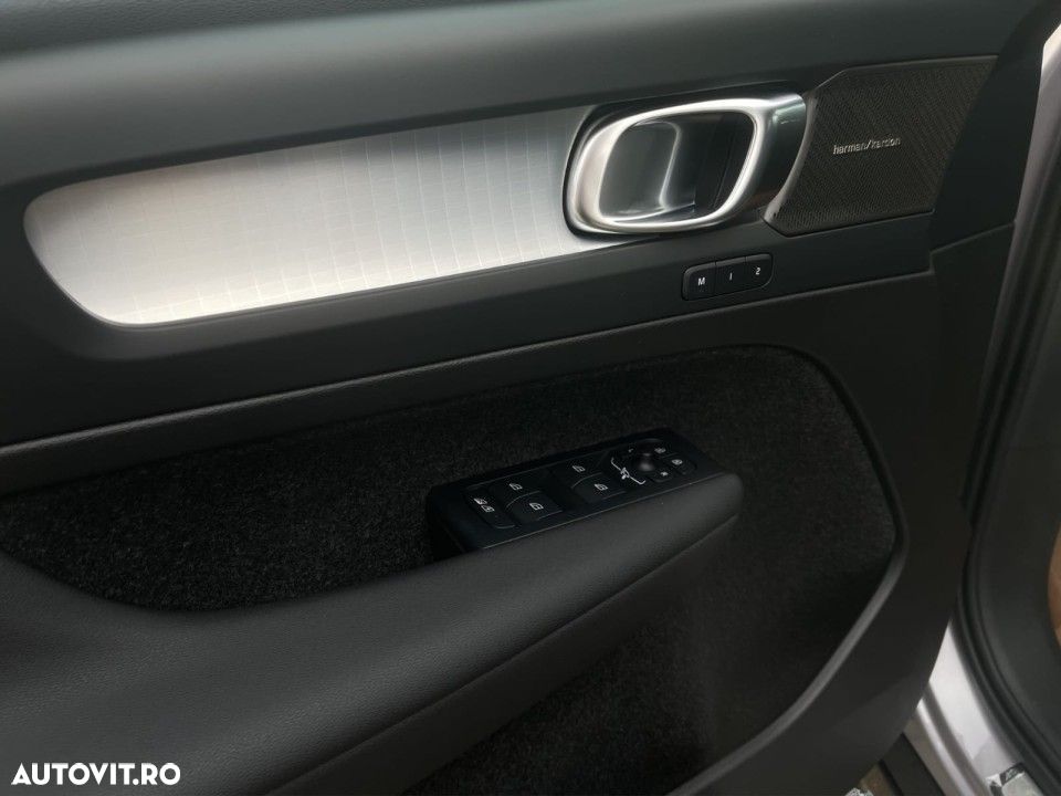 Volvo XC 40 B4 AT FWD MHEV Plus Dark - 11