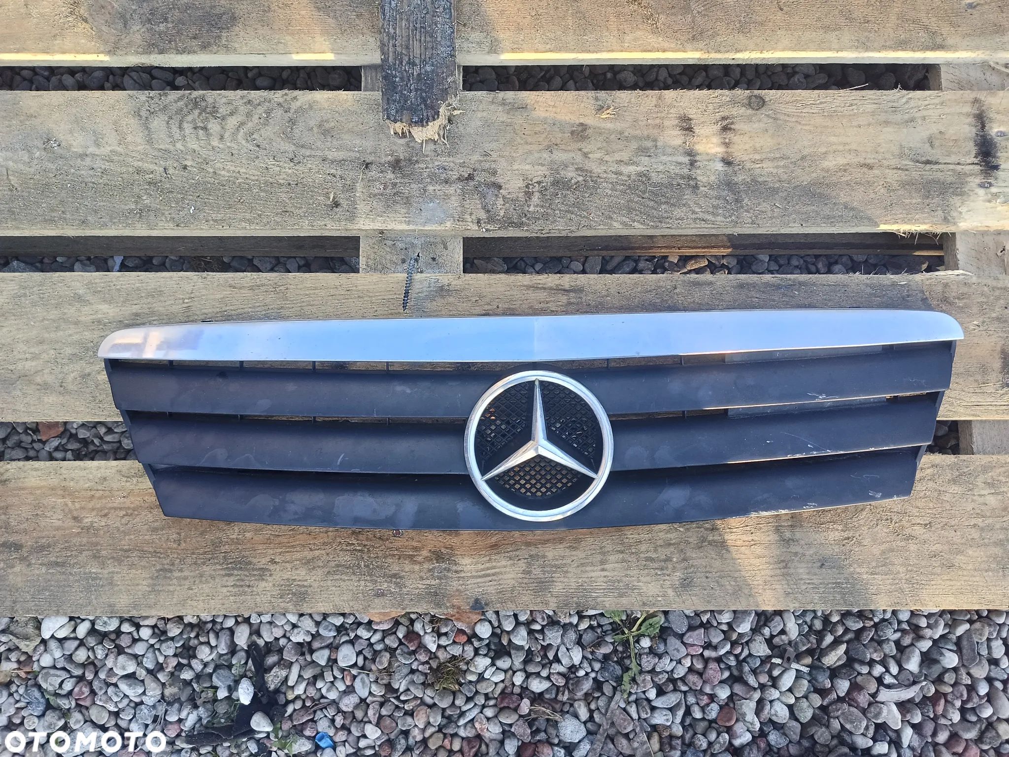 MERCEDES A W168 ATRAPA GRILL CZARNY 1688800083 - 1