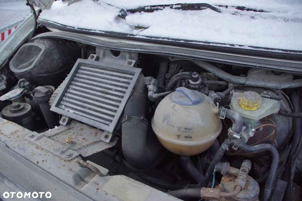 Auto na części - Volkswagen Transporter T4 Lift 2.5 TDI 102 KM ACV DXZ L902 2002R Silnik Skrzynia Drzwi Maska Klapa Błotnik Zderzak Lusterko Lampa Deska Kokpit Sterownik Moduł Czujnik Licznik Panel Kierownica - 16