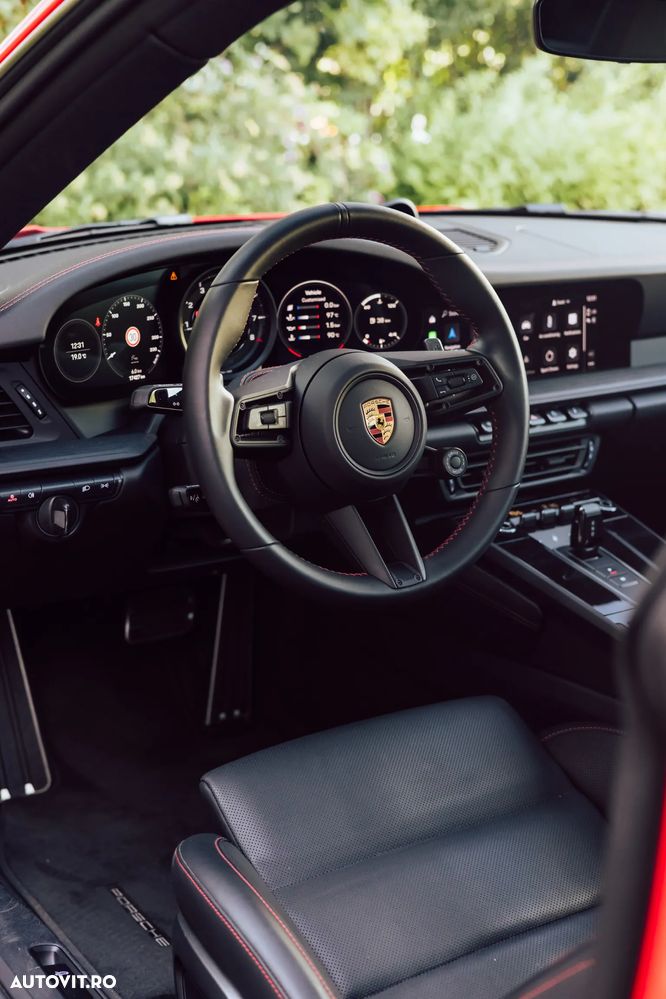 Porsche 911 Carrera 4 GTS PDK - 15