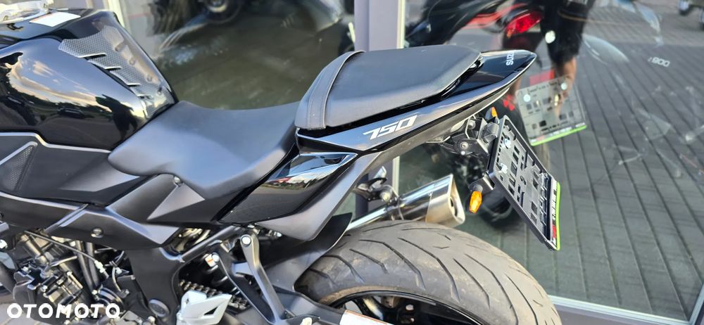 Suzuki GSR - 37