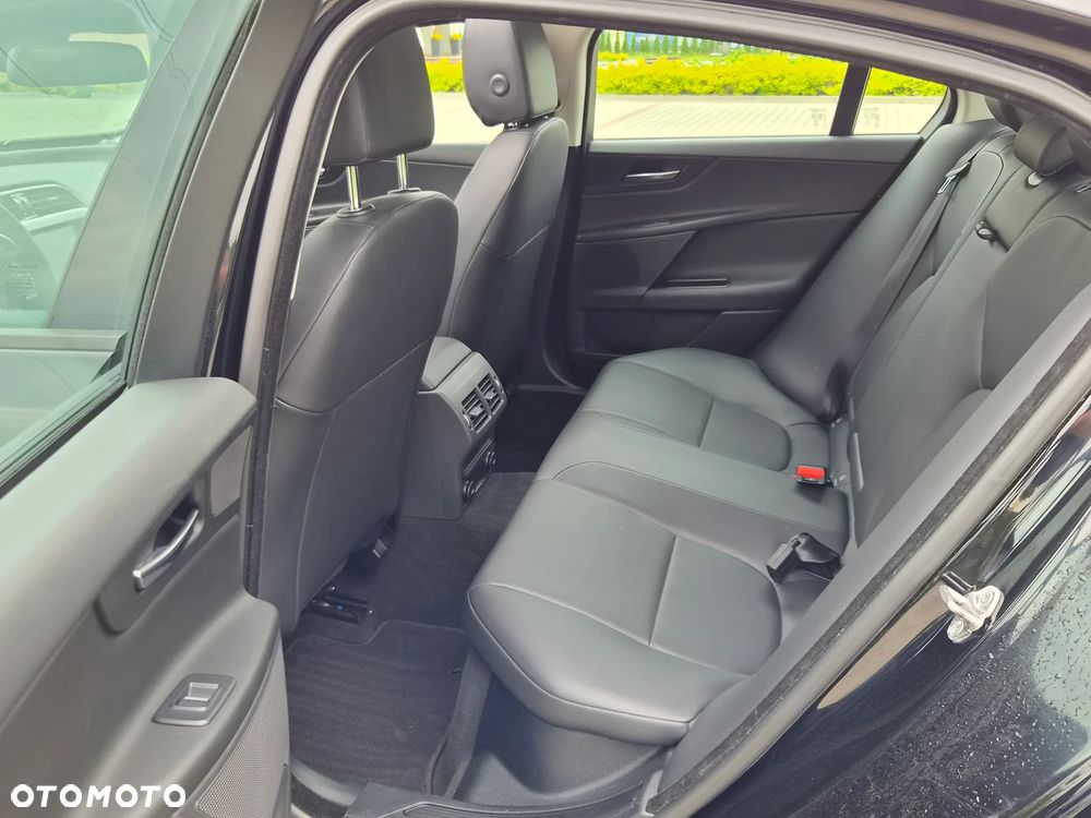 Jaguar XE 2.0 T Prestige - 19