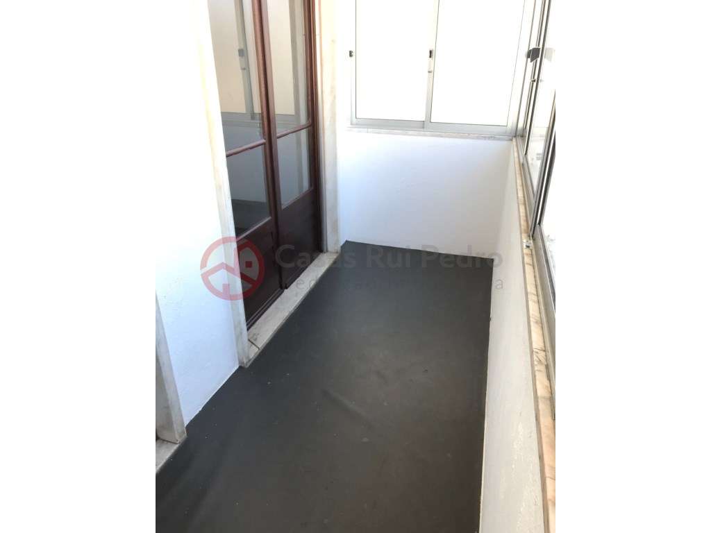 Apartamento T2 para remodelação nas Patameiras, Odivelas - Grande imagem: 2/24
