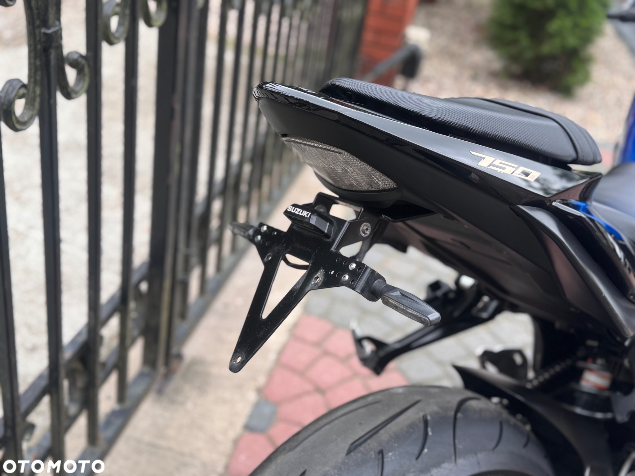 Suzuki GSR - 23