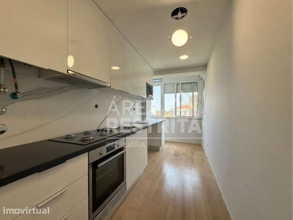 Apartamento T4 transformado em T3 no Laranjeiro - Grande imagem: 3/26