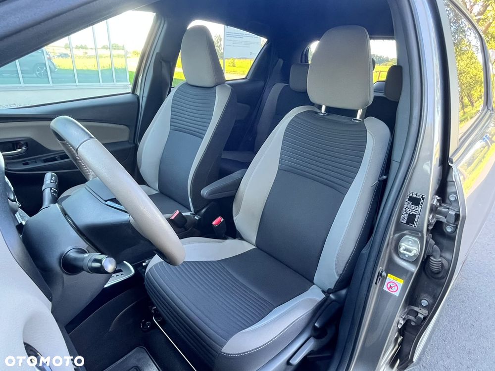 Toyota Yaris Hybrid 100 Selection Passion - 14