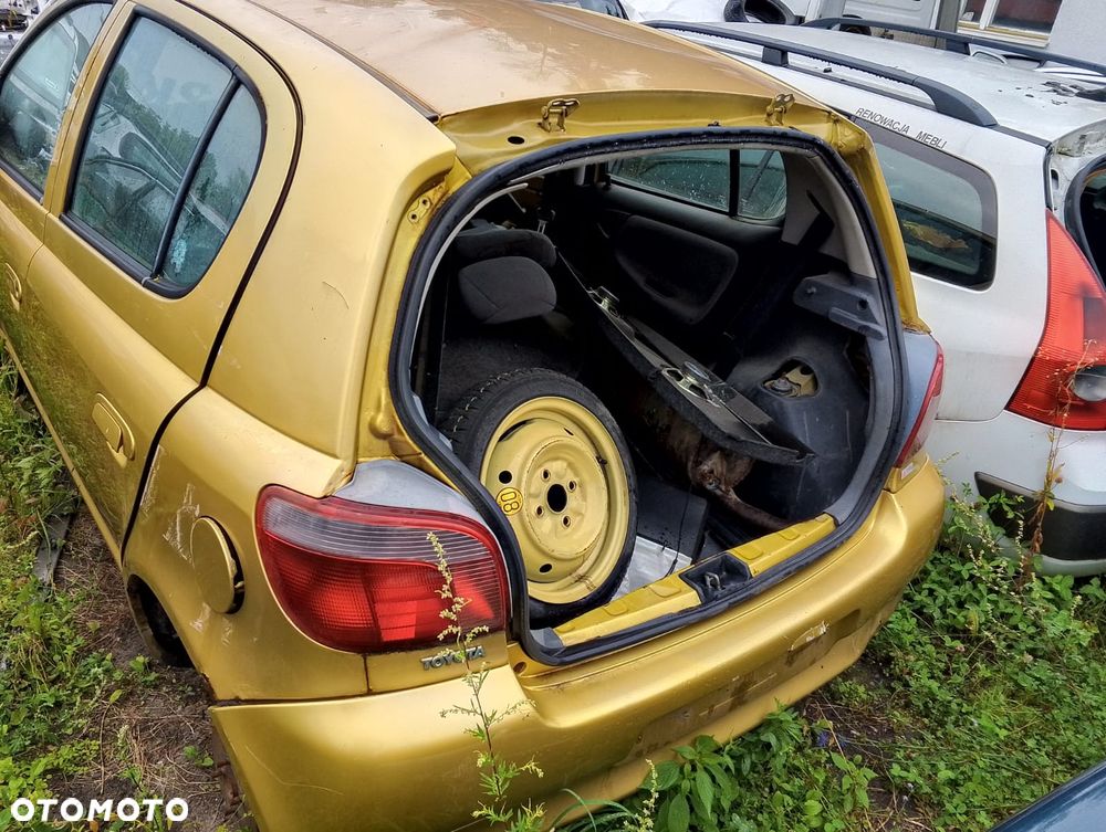 Toyota Yaris I (99-03r.) 1.3B 85KM. Silnik 2NZFE Skrzynia MTM lakier 580. Cały na części GWARANCJA !!!  Przód Tył Zestaw Komplet Drzwi Klapa Zderzak Błotnik Maska Grill Atrapa Szyba Pas Lampa Lusterko Boczki Fotel Kanapa Kokpit Deska Rozdzielcza Przełącznik Włącznik Sterownik Przewody Wiązka Instalacja Moduł Komputer Czujnik Listwa Pompa Alternator Wtryski Głowica Rozrusznik Kompresor Sprzęgło Dwumas Silnik Skrzynia ABS Klimatyzacji Paliwa Wspomagania Kolektor Turbina Przepustnica Zawór Chłodnica Koło Hak Belka Sanki Zawieszenie Mcpherson Półoś Amortyzator Wydech Tłumik Zacisk Most - 3
