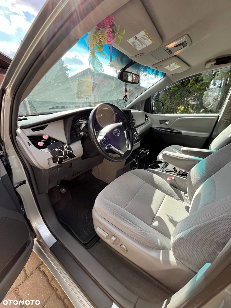 Toyota Sienna - 11