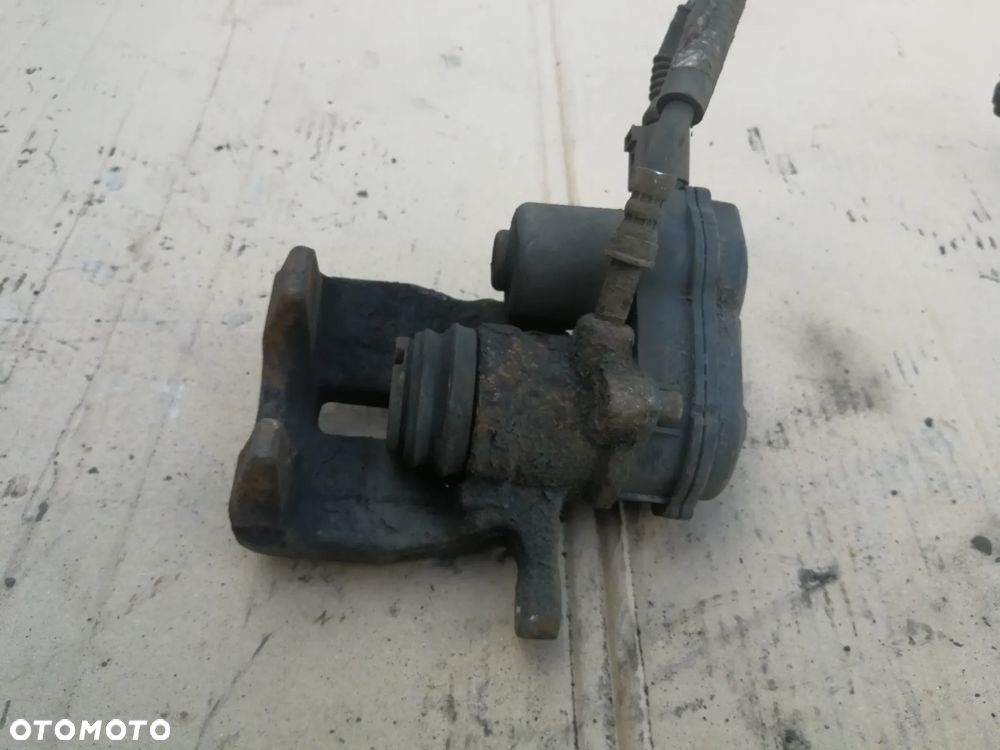 Audi A4 B8 zacisk hamulcowy tył - 5