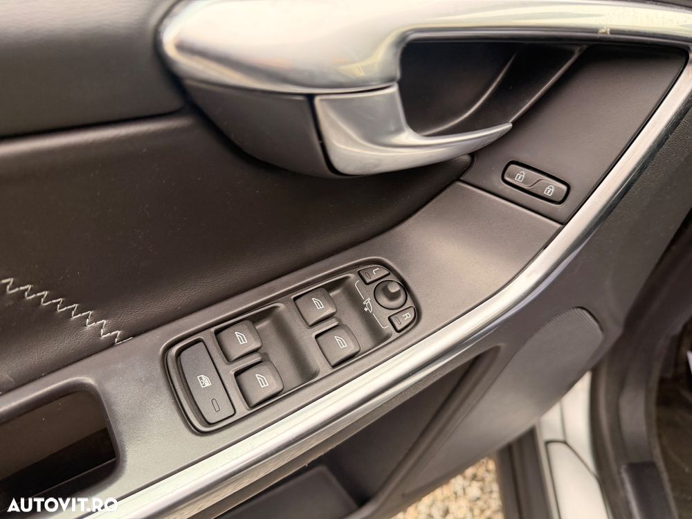 Volvo XC 60 D4 AWD Geartronic Ocean Race - 20