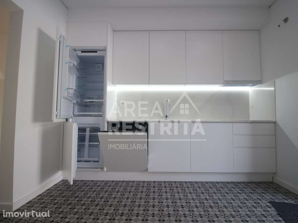 Rés-do-Chão de Moradia Bi-Familiar, com quintal na Torre da Marinha... - Grande imagem: 4/47