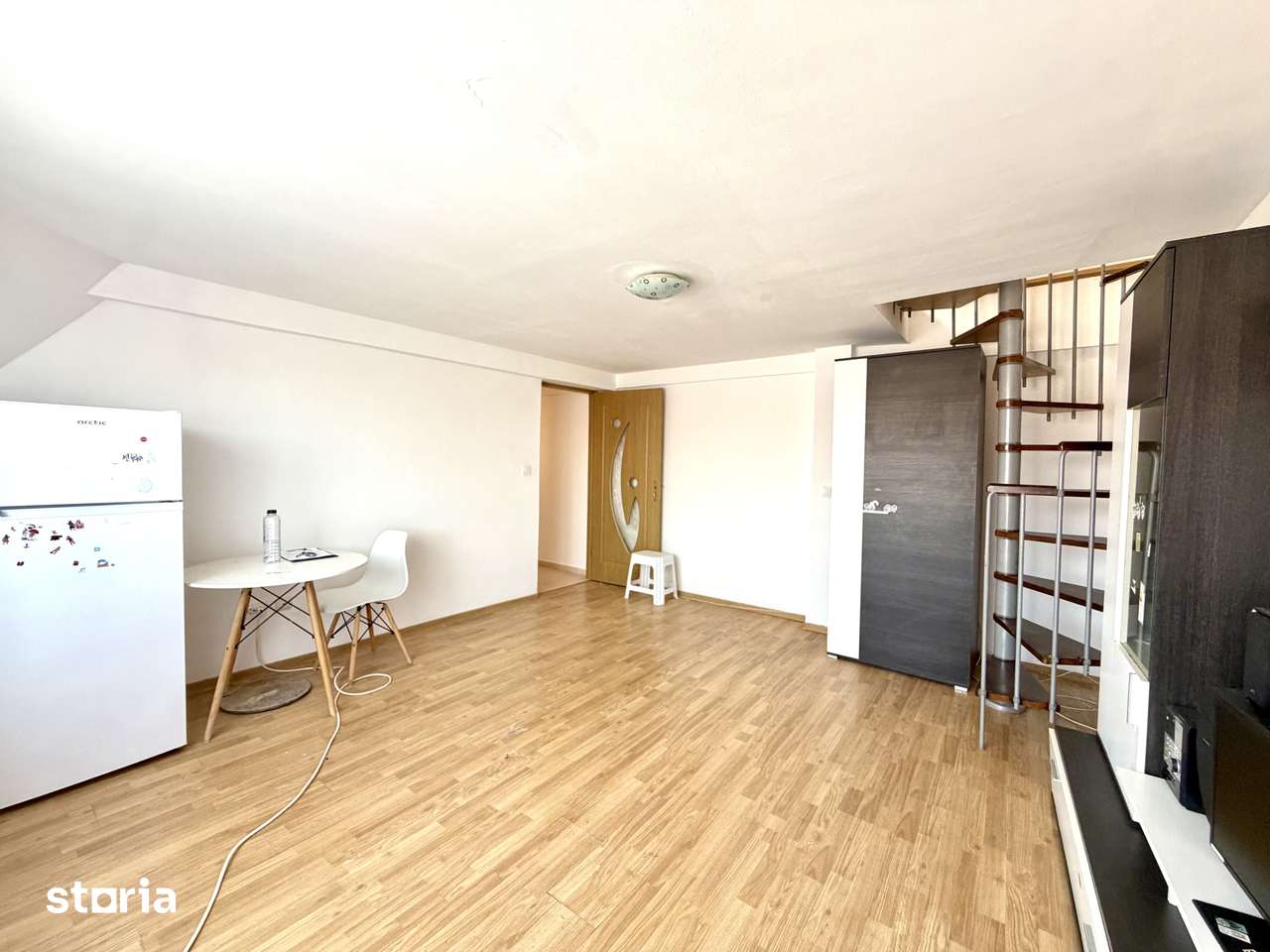Apartament cu 1 camera, 32 mp utili + pod amenajat - Dambovita — fotografia 1