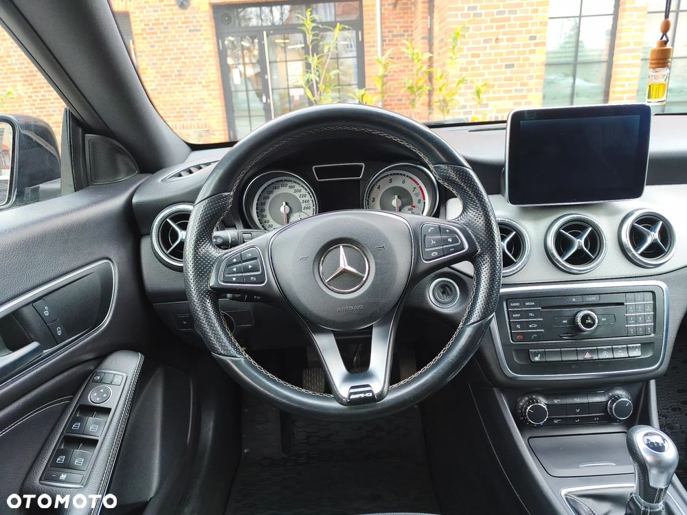 Mercedes-Benz CLA 180 AMG Line - 17