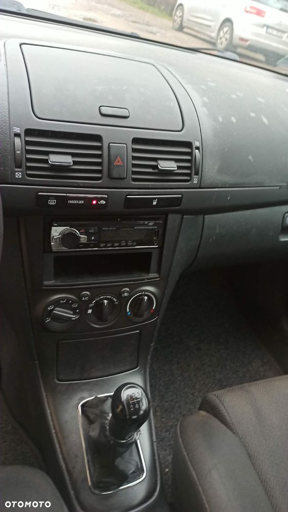 Toyota Avensis 1.8 VVT-i Luna - 11