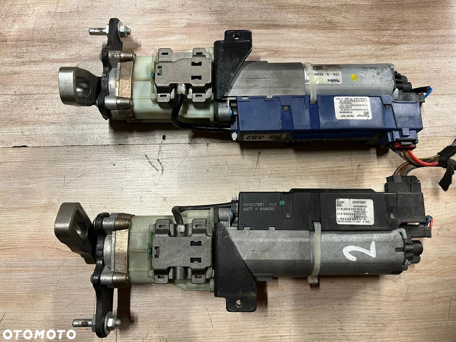 Siłowniki klapy bagażnika AUDI A4 B8 AVANT 8K9827851 8K9827852 - 1