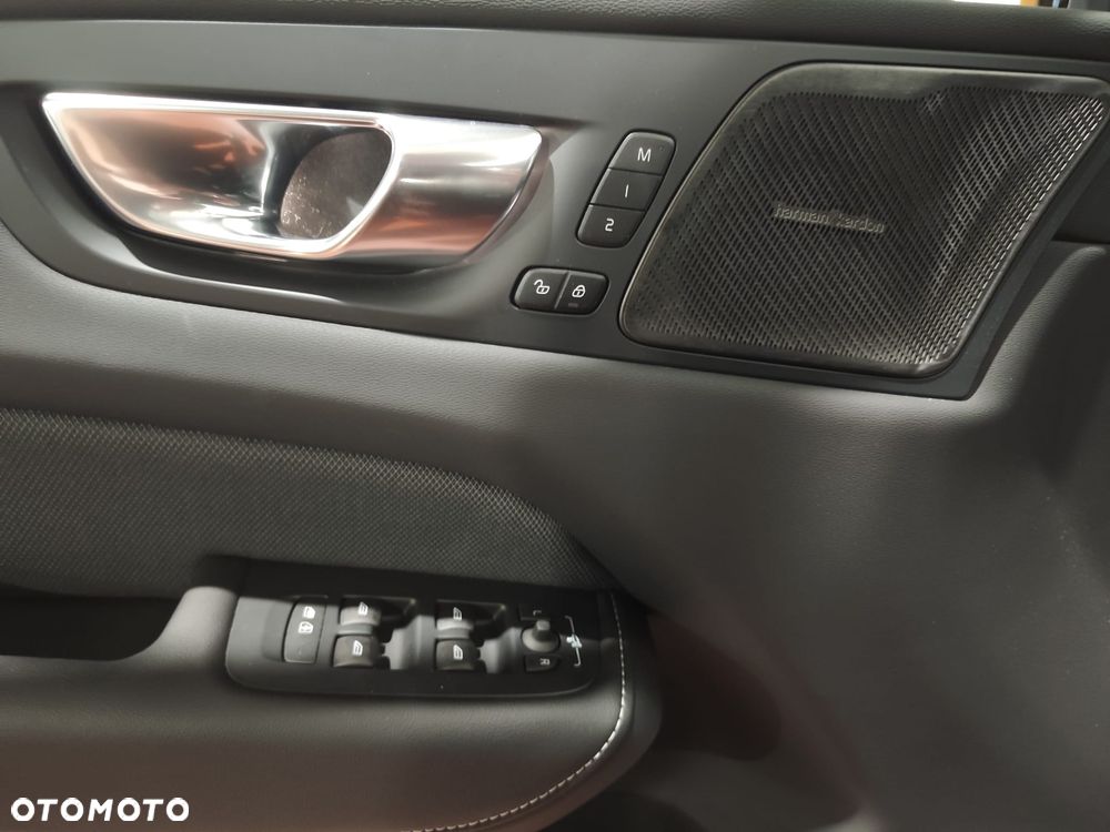 Volvo XC 60 T6 Plug-In Hybrid XLR AWD Plus Black Edition - 8