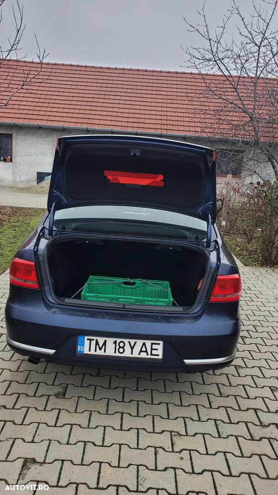 Volkswagen Passat - 1