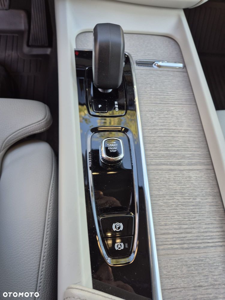 Volvo XC 60 B4 B Plus Dark - 23
