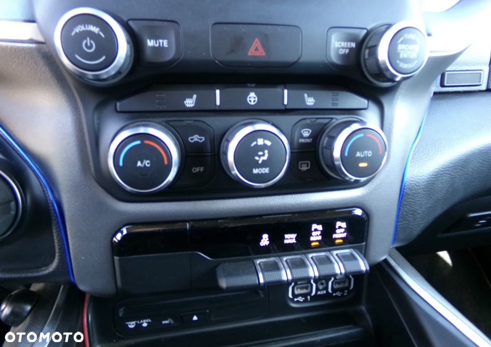 RAM 1500 Crew Cab Shortbed Bighorn - 15