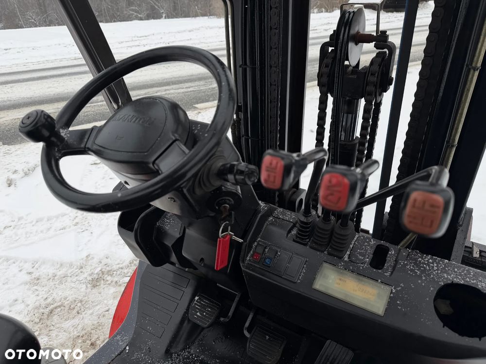 Manitou MI25D Wózek Widłowy 2,5 tony. Posuw Hydrauliczny. Maszt triplex. Wolny skok! Wysokość Podnoszenia 5 metrów. Jak nowy z Salonu. Pochodzi z Norweskiego Gospodarstwa! Aktualne przeglądy DEKRA i serwisy! Opony jak Nowe. Silnik Yanmar. Małe gabarety bardzo zwrotna maszyna! Zero luzów wycieków i zniszczeń. OKAZJA. Pełny ORYGINAŁ! Rok Prod. 2014. Niski przebieg 3300mtg - 40