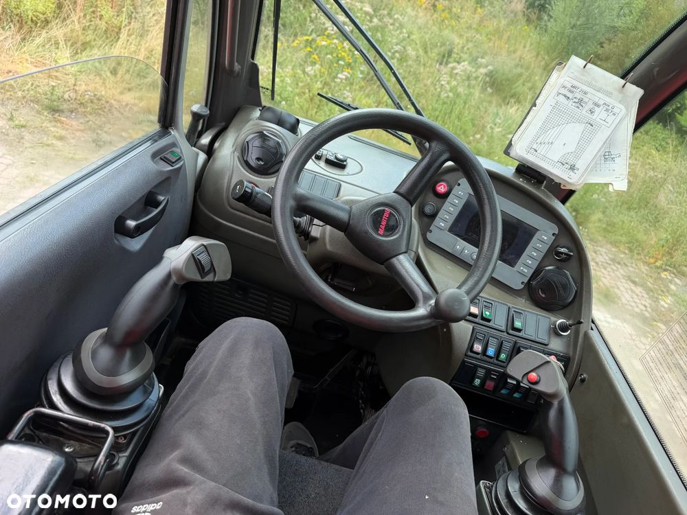 Manitou MRT2150+PRIVILEGE Ładowarka teleskopowa 4x4 ROTO 21metrów. 5 ton udźwig. Bez AdBLUE bez DPF. Maszyna jak Nowa z Norwegii 5300 mtg. 2015 rok. Obrót pełny. Zero luzów wycieków. Zadbana maszyna z Fermy Norweskiej. Silnik 160 Km. AUTEC zdalne sterowanie. Ani deka luzów czy wycieków. Opony jak Nowe. Pełny Oryginał. Niski przebieg. Stabilizatory. Zamki na tłokach. OKAZJA. Jest to model przystosowany do pracy z koszem. - 14