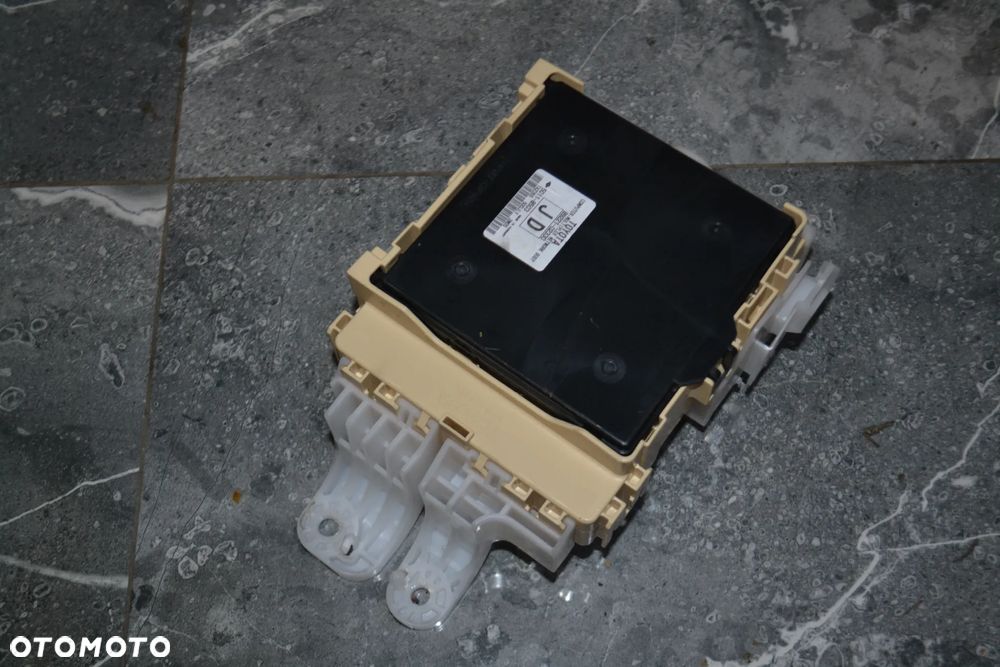 TOYOTA MODUŁ BSI SKRZYNKA BEZPIECZNIKÓW 89221-02330 82730-12X70A - 2