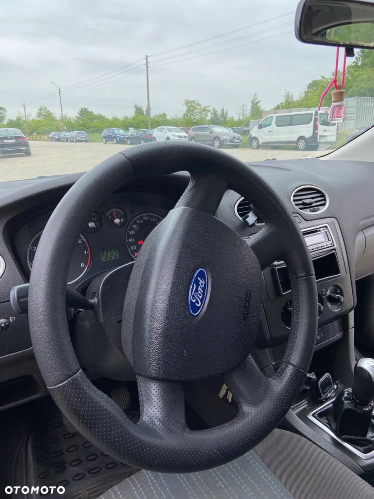 Ford Focus 1.6 Ambiente - 2
